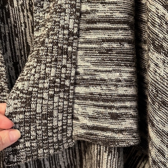 Tweeds Shark‎ Bite Cardigan Size Small - Picture 2 of 12